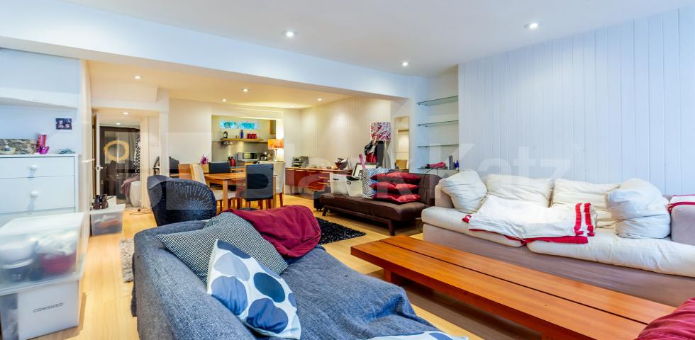 Spacious studio minutes to Camden Tube & Regents Park Arlington Road, Camden